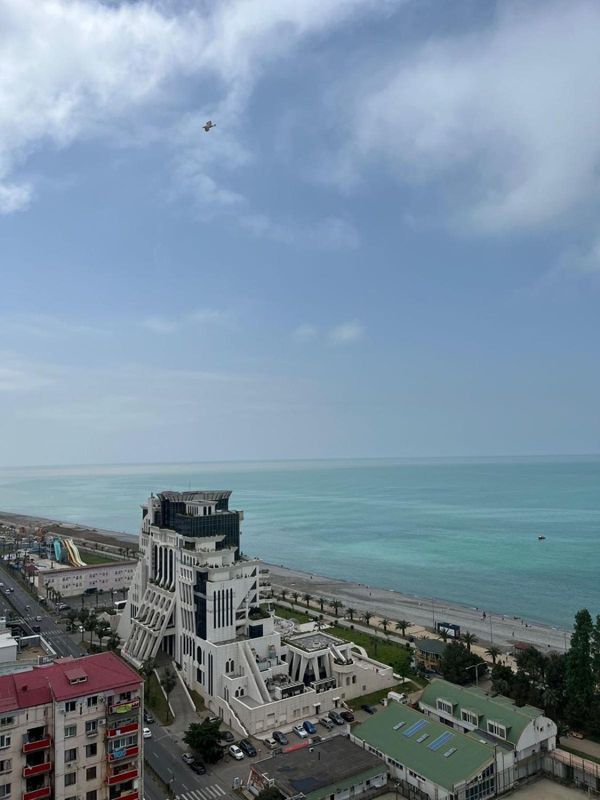 Holiday Lux Tower باتومي المظهر الخارجي الصورة